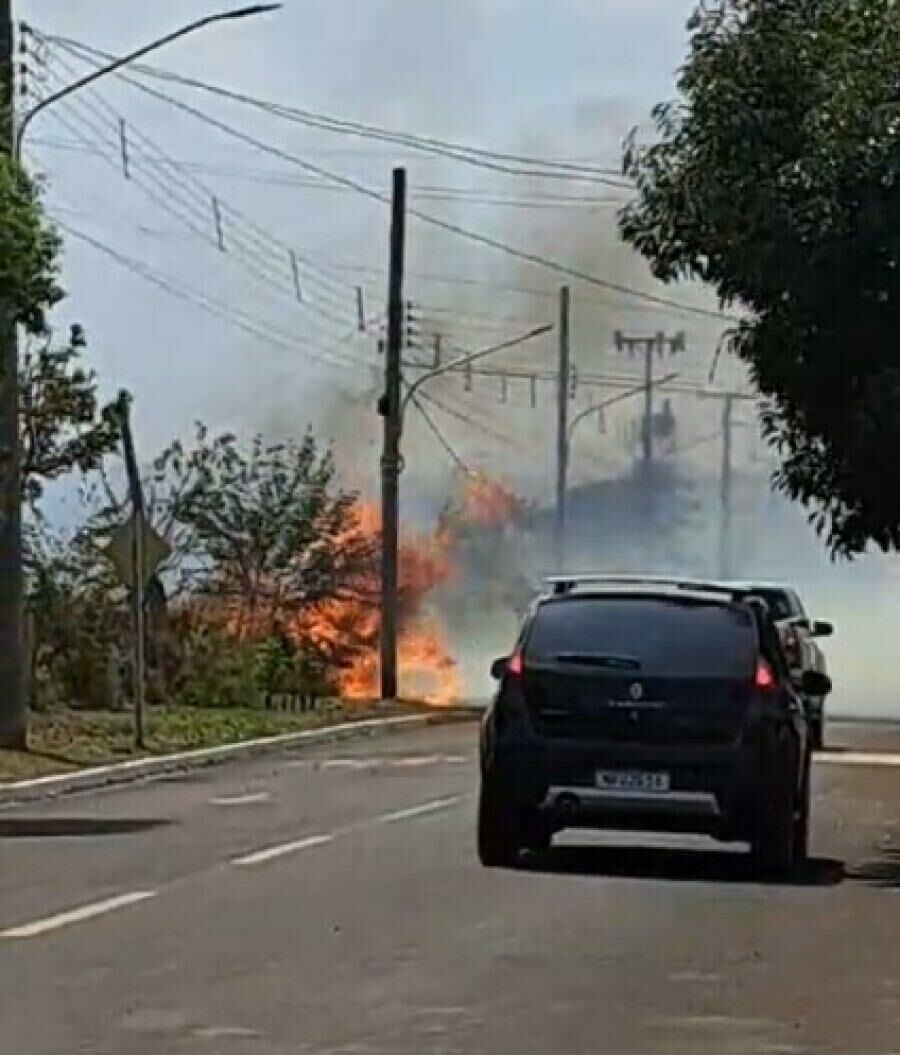 Imagem de compartilhamento para o artigo Curto-circuito em poste de energia desencadeia incêndio em pastagem de Paraíso das Águas da MS Todo dia